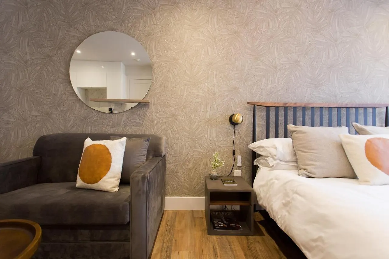 Romantic Studio In The Heart Of Little Italy By Den Stays contacts